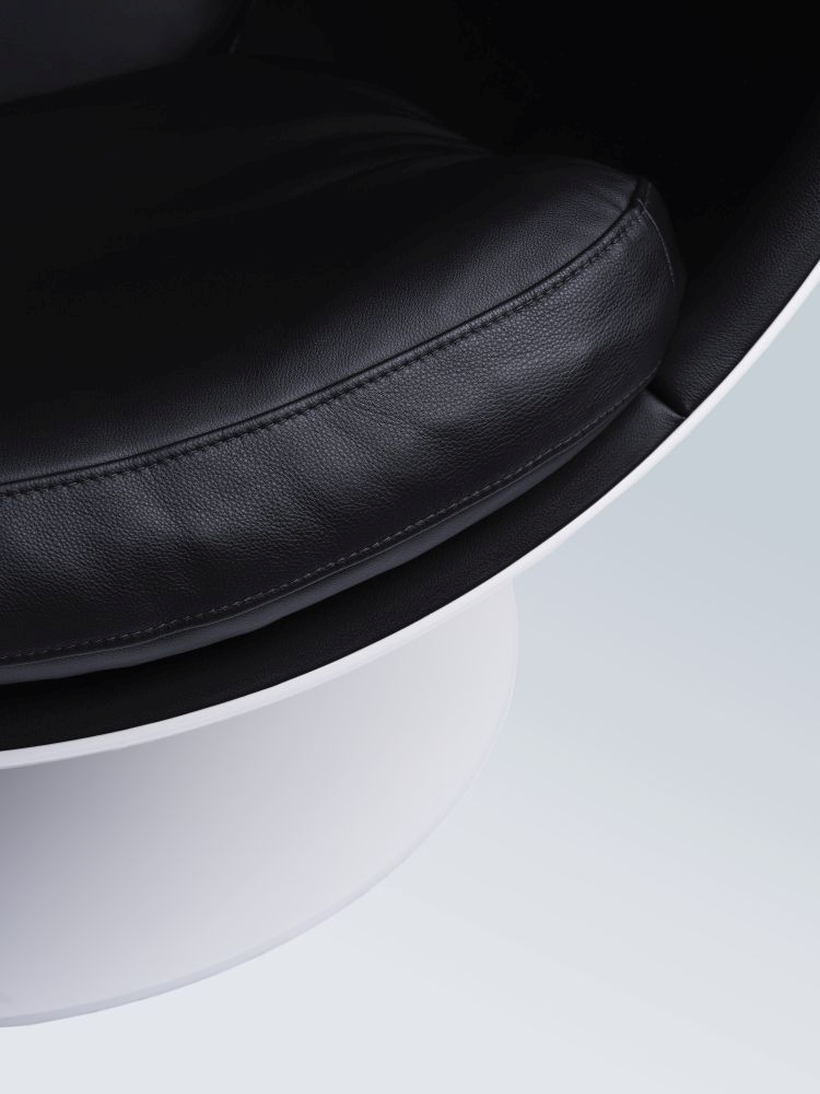 Detailaufnahme des schwarzen Lederkissens vom The Leather Ball Chair Sessel von Eero Aarnio Originals.