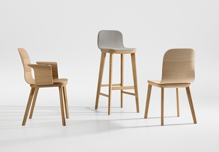 Aeon Barstool Barhocker von Zeitraum, vollgepolstert, aus hellem Holz und grauem Stoff, modernes Design.