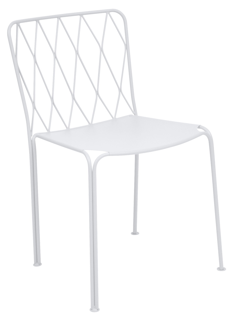 Weißer Kintbury Stuhl von Fermob für den Außenbereich, minimalistisches Design mit filigranem Drahtgestell.