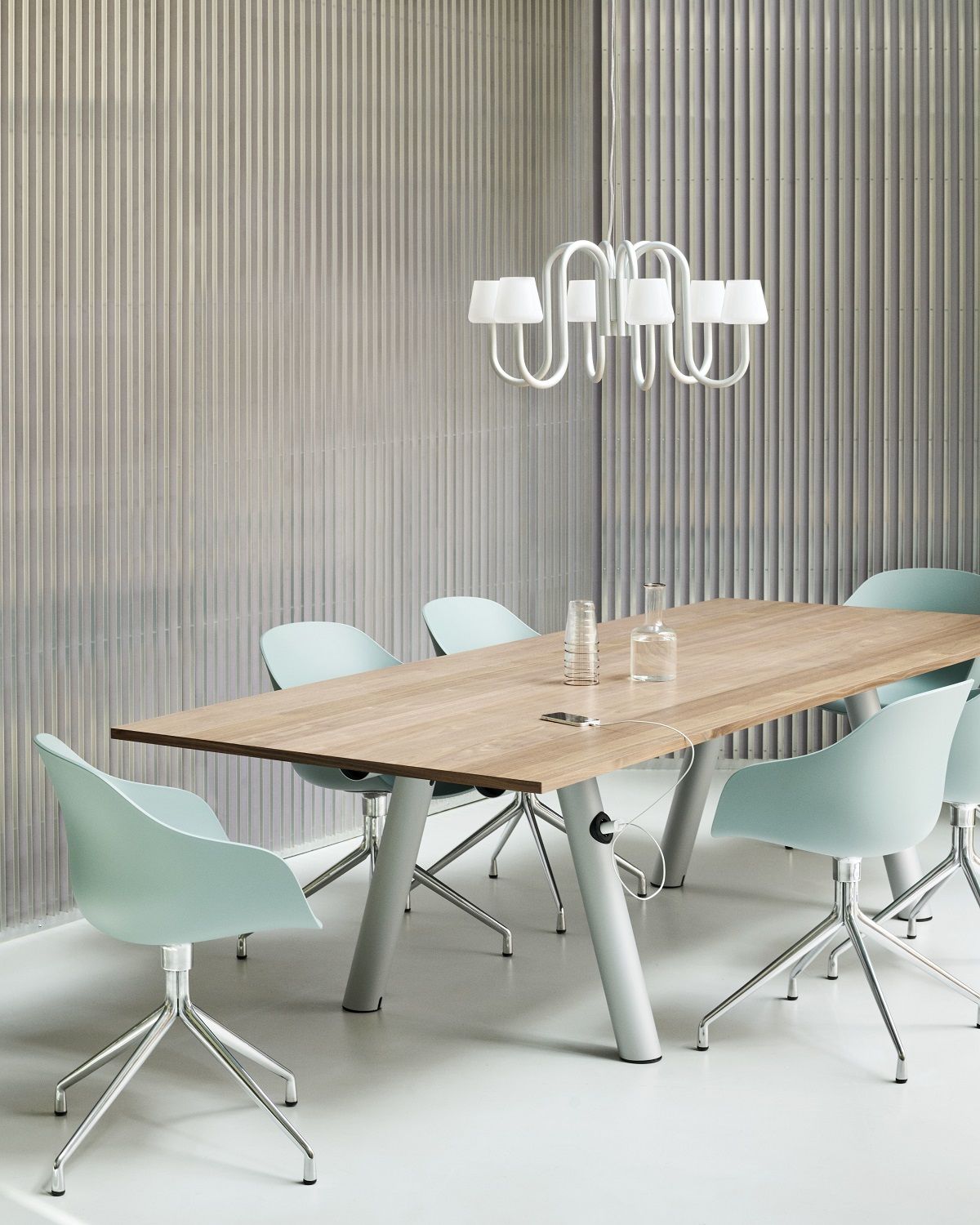 Heller Konferenzraum mit großem Boa Table Tisch von Hay und mintgrünen Stühlen.