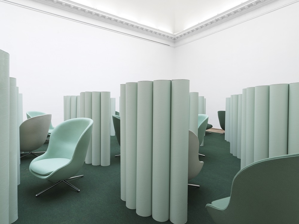 Hyg Lounge Chair High Swivel Sessel von Normann Copenhagen in mintgrün mit Drehgestell.