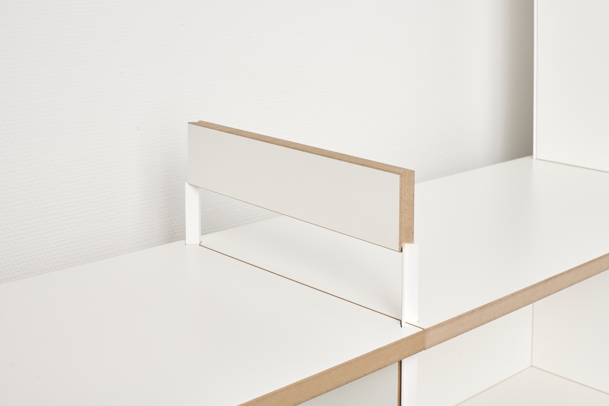 Detailaufnahme des weißen Tojo Mehrfach Regals, zweifach Grundmodul, modernes modulares Regalsystem für Wohnzimmer und Büro.