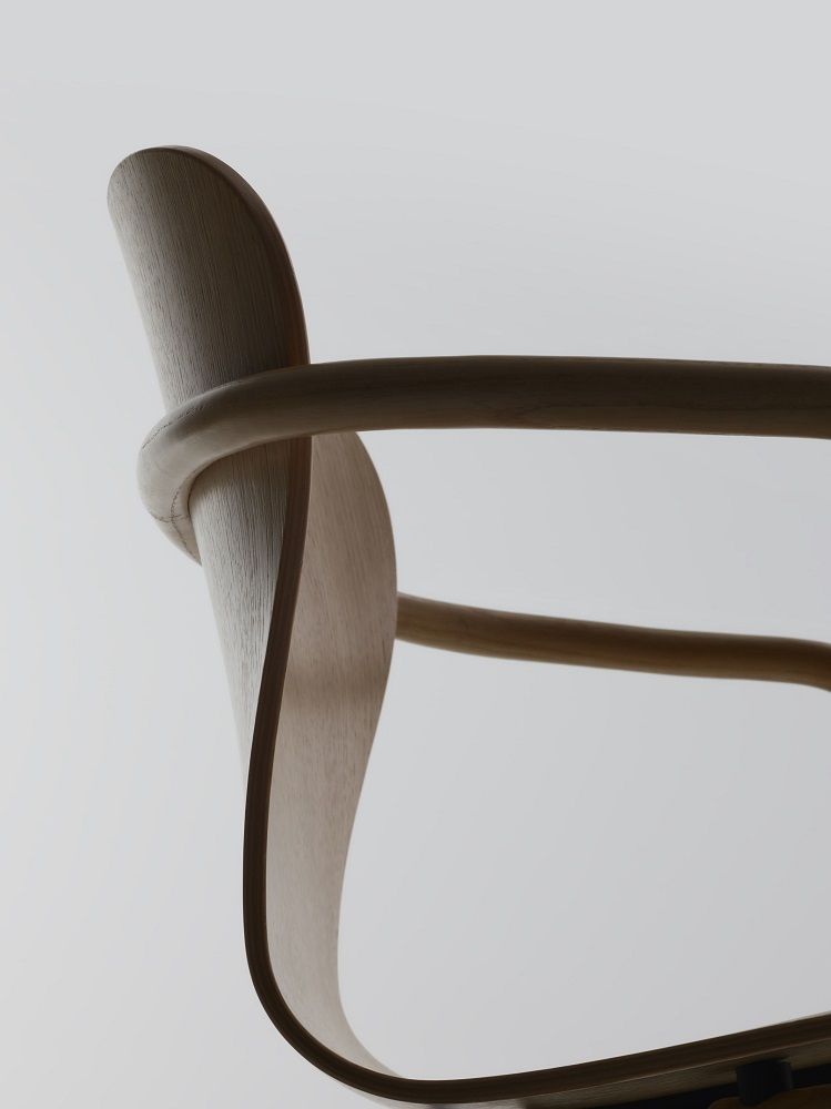 Detailaufnahme des Thonet S 220 F Formholzstuhls mit Armlehne, modernes Design und hochwertige Verarbeitung.