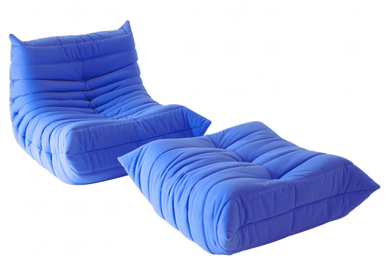 Blauer Togo Hocker von ligne roset, moderne Sitzgelegenheit mit gesteppter Polsterung für Wohnzimmer und Lounge.
