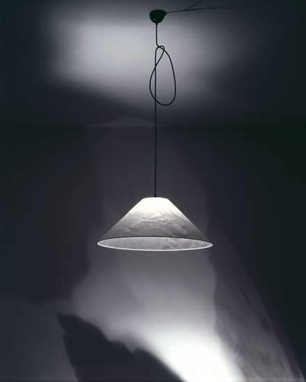 KNITTERLING Pendelleuchte von Ingo Maurer: Hängelampe mit kegelförmigem Schirm und indirektem Licht.