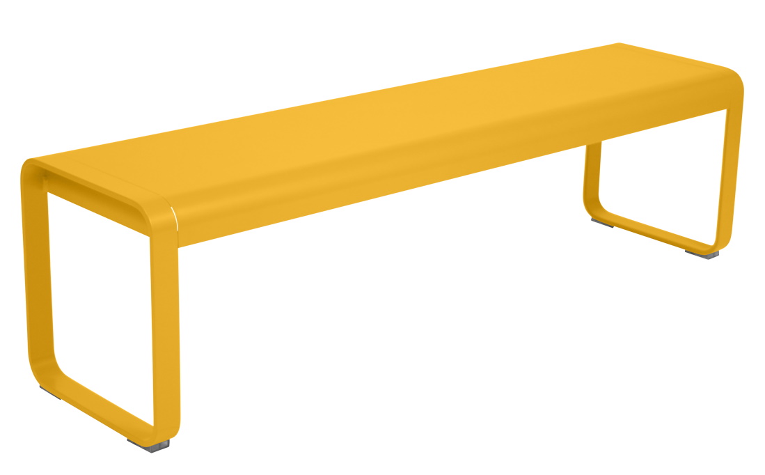 Gelbe Bellevie Bank von Fermob für den Außenbereich, modernes Design, Gartenmöbel aus Metall.