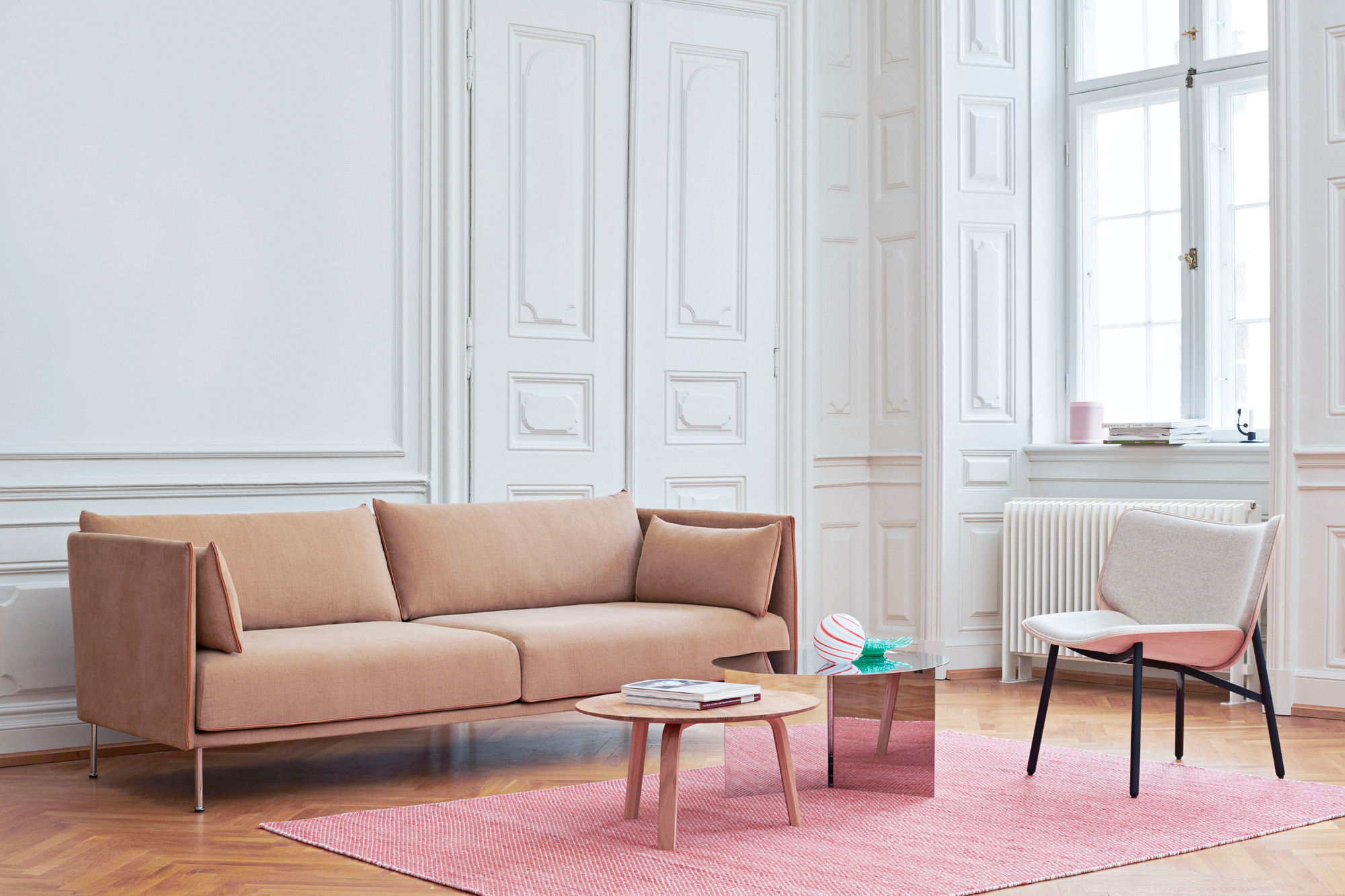 Beiger Dapper Lounge Chair Sessel von Hay mit schwarzem Gestell in stilvollem Wohnzimmer.