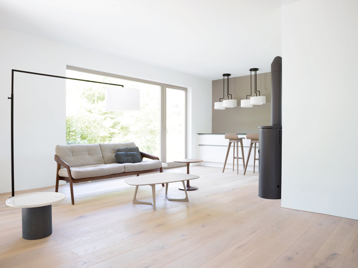 Helles Wohnzimmer mit Friday Sofa 2-Sitzer, Couchtisch und skandinavischem Design. Zeitraum Möbel für stilvolles Wohnen.