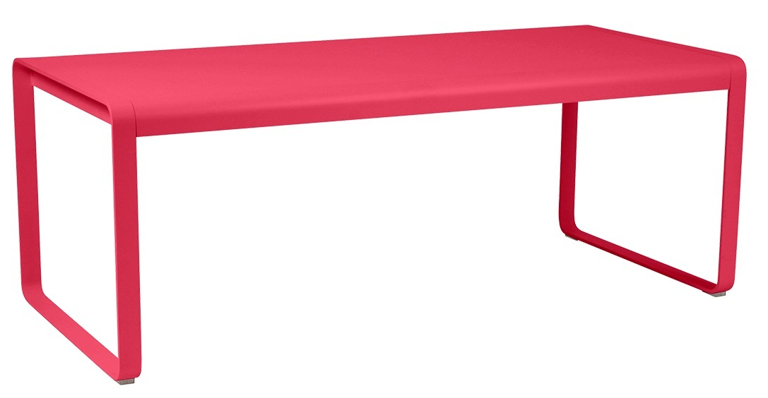 Roter Bellevie Outdoor Tisch von Fermob, 196 x 90 cm, für Garten und Terrasse.