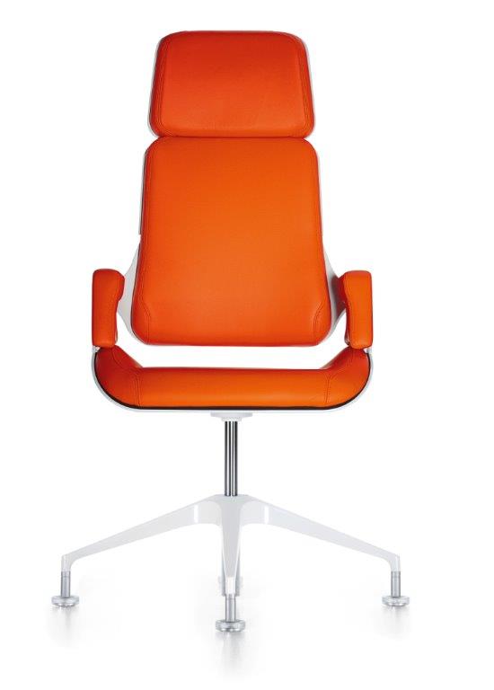 Interstuhl 191S Konferenzsessel in Orange mit Armlehnen und weißem Fußkreuz, Frontansicht. Moderner Bürostuhl für Konferenzräume.