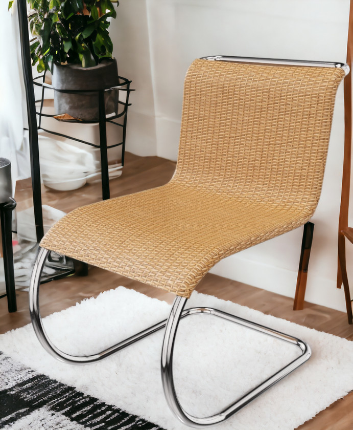 MR Stuhl ohne Armlehnen von Knoll International: Rattan-Sitzfläche und verchromtes Stahlrohrgestell auf Teppich.