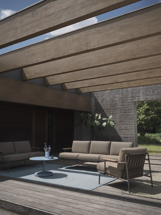 Settle Sofa: Muuto 3-Sitzer Outdoor Sofa auf Holzterrasse mit Tisch und Sessel.