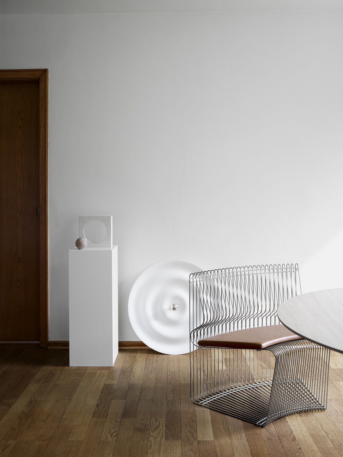 Pantonova System Sitzmodul, ein moderner Drahtstuhl von Montana mit braunem Sitzkissen, minimalistisches Design.