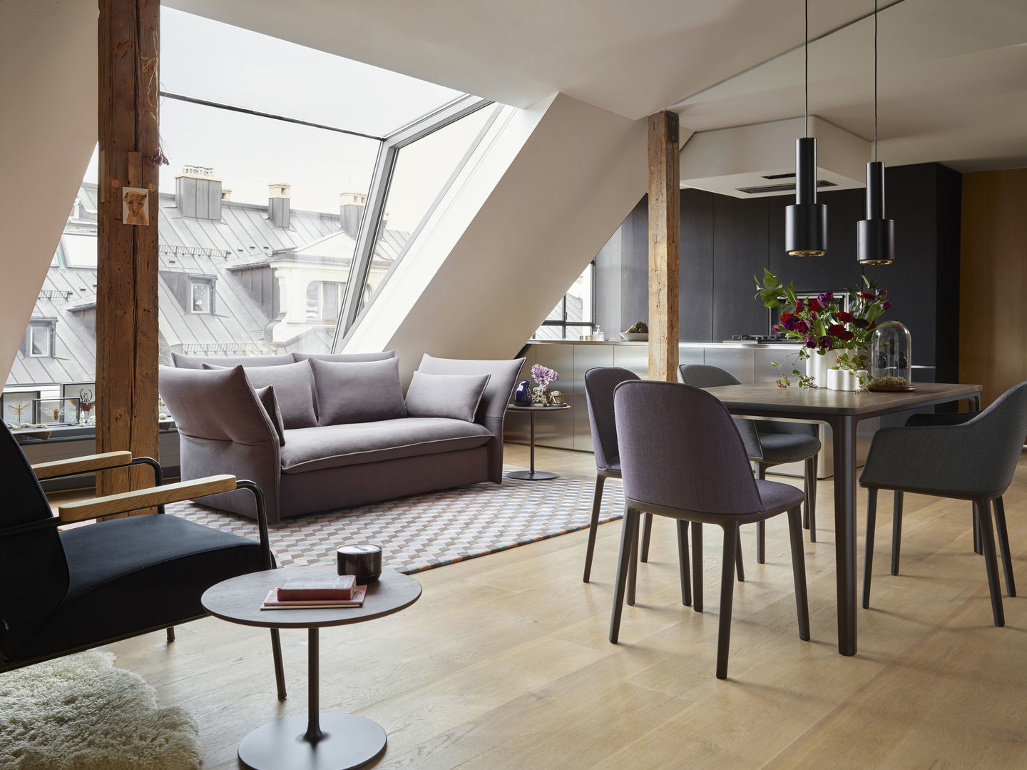 Wohnzimmer Interieur mit Vitra Fauteuil De Salon Sessel, Sofa, Esstisch und Stühlen in modernem Ambiente.