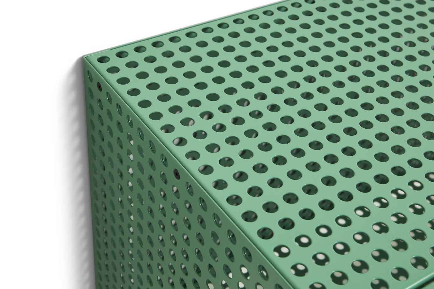 Nahaufnahme des grünen Hay Perforated Cabinet Wand Sideboards mit Lochmuster an der Wand.