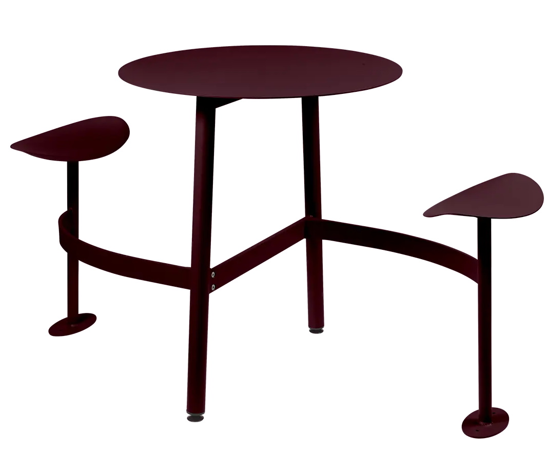 Bolder 2-Sitzer-Tisch von Fermob für den Außenbereich, moderner Bistrotisch mit integrierten Sitzflächen in Pflaume.