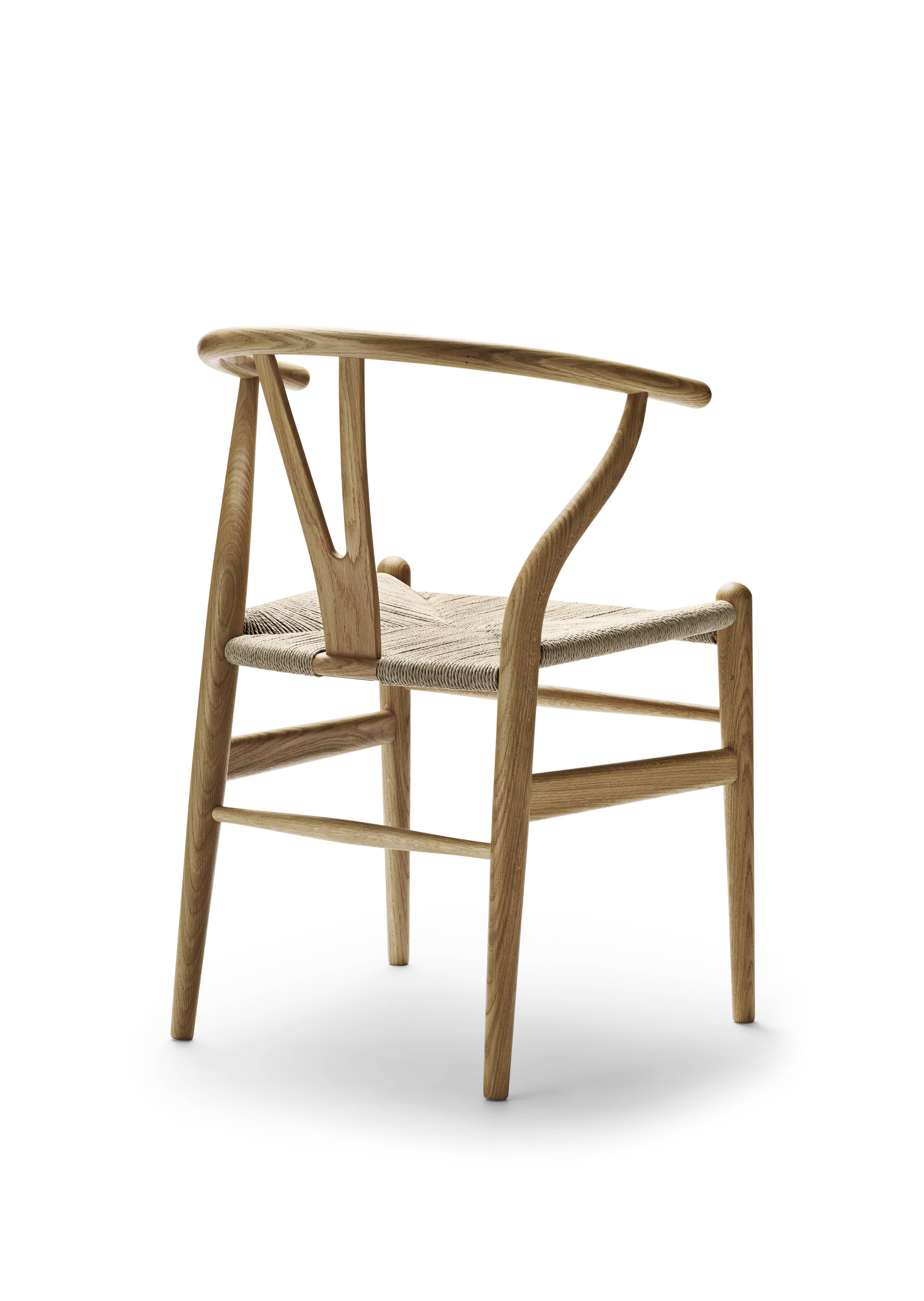 Heller Holzstuhl mit Y-Rückenlehne und geflochtener Sitzfläche, klassisches Design für Esszimmer und Wohnbereich.