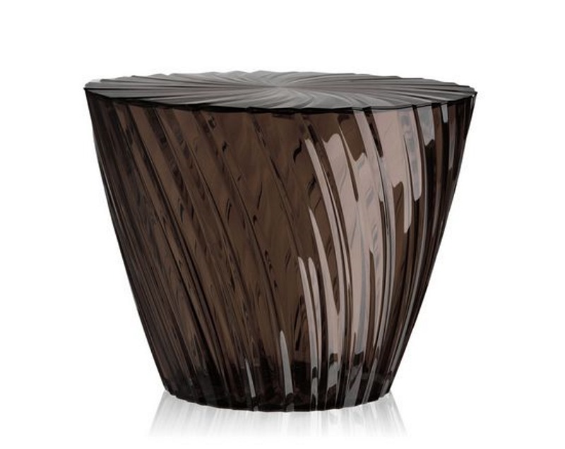 Brauner Kartell Sparkle Hocker, Beistelltisch aus transparentem Kunststoff mit spiralförmiger Struktur für Wohnzimmer und Garten.