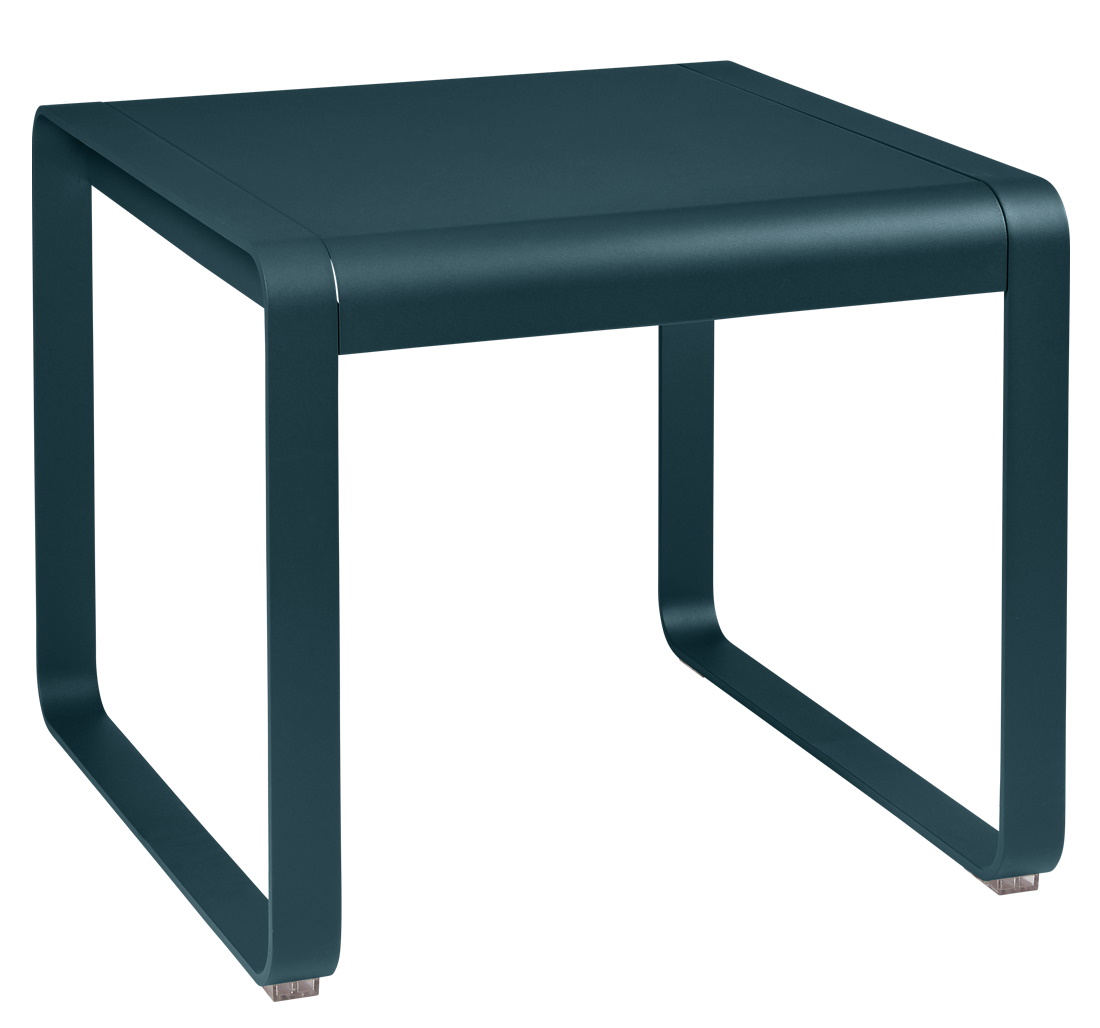Blauer Bellevie Outdoor Tisch von Fermob, quadratisch, halbhoch, für Garten und Terrasse.