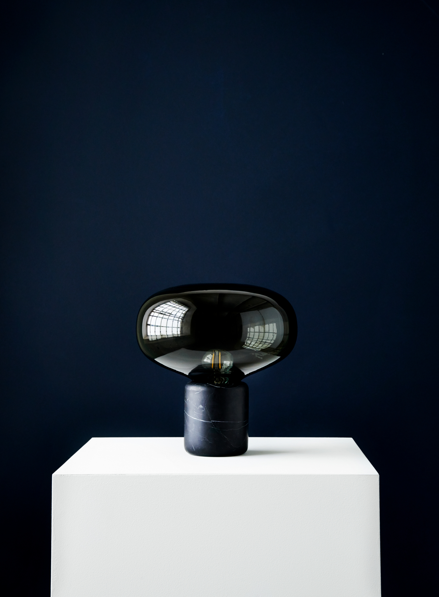 Karl-Johan Tischleuchte von New Works: Elegante Lampe mit schwarzem Marmorfuß und Opalglas-Schirm.