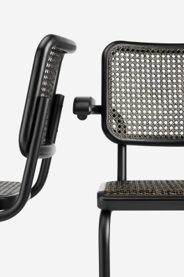 Detailaufnahme des Thonet S 64 V Freischwinger Stuhls mit Stahlrohrgestell und Wiener Geflecht in Schwarz.