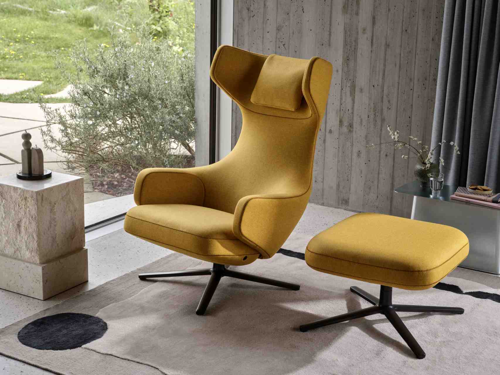 Grand Repos Sessel mit Ottoman in Rauchblau, Premium Leder und Kontrastnaht von Vitra.