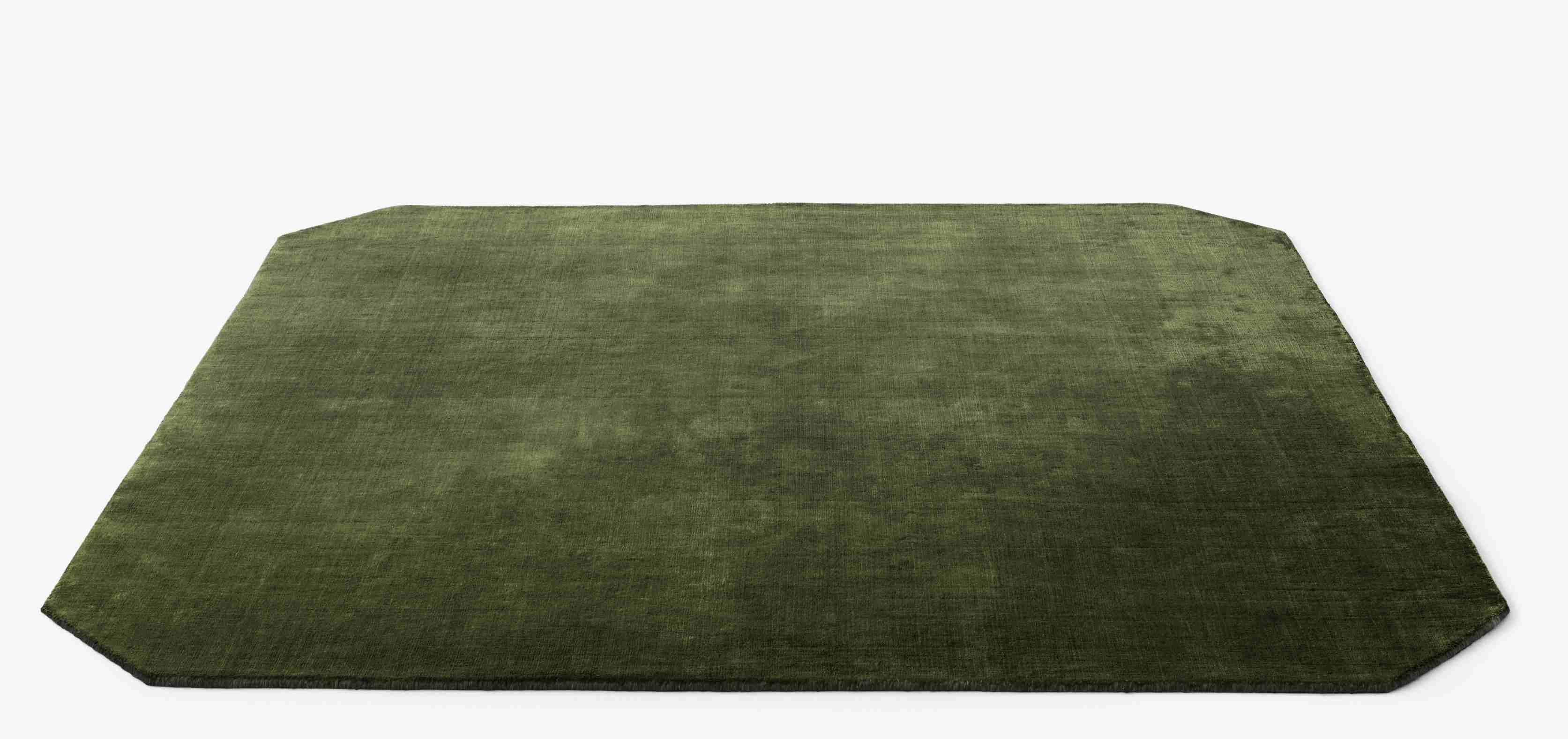AndTradition The Moor Rug Teppich, olivgrüner Wollteppich mit unregelmäßiger Form und feiner Textur.