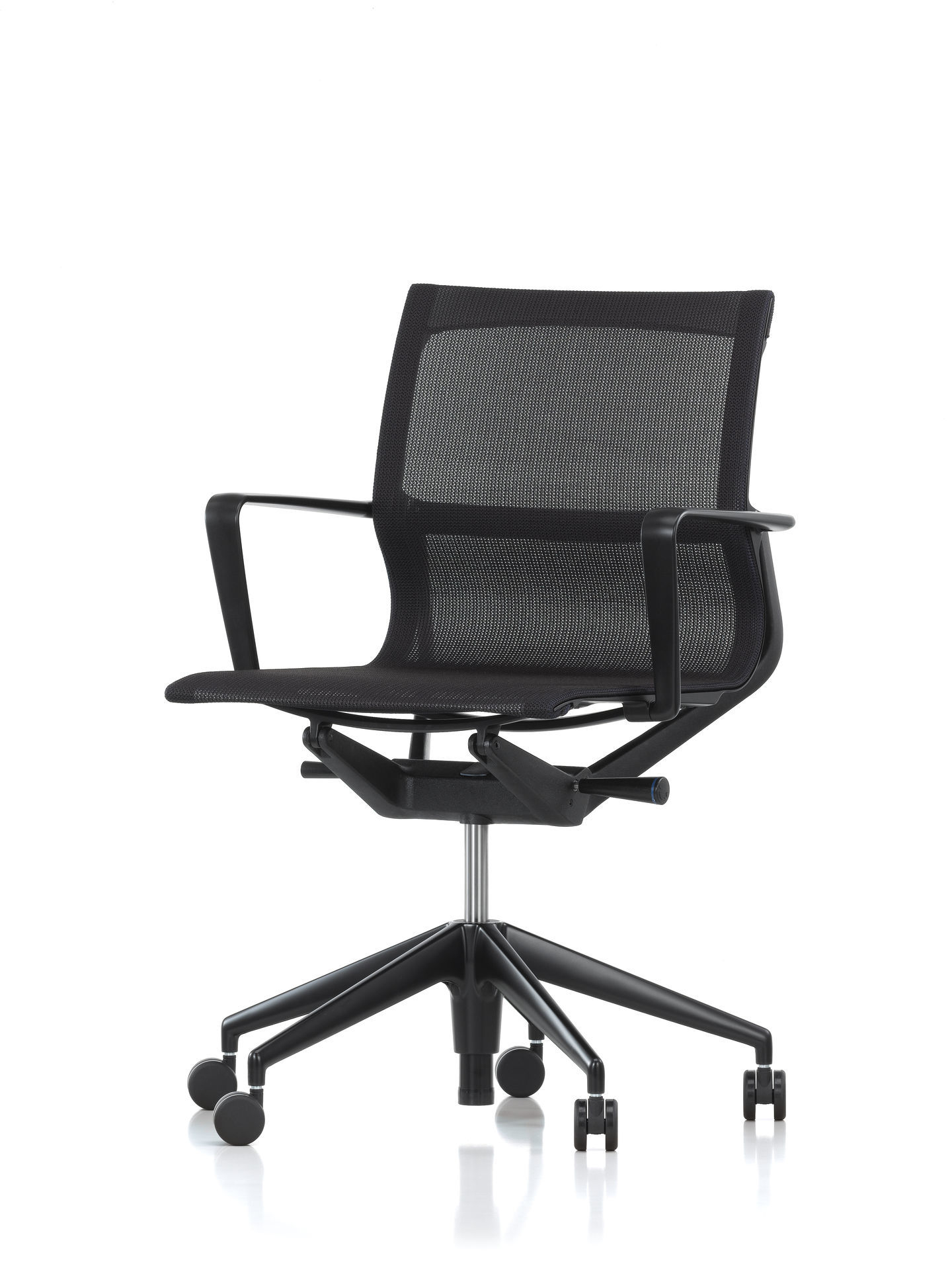 Schwarzer Physix Bürodrehstuhl von Vitra mit Armlehnen und Netzrückenlehne, ergonomischer Bürostuhl für komfortables Sitzen.