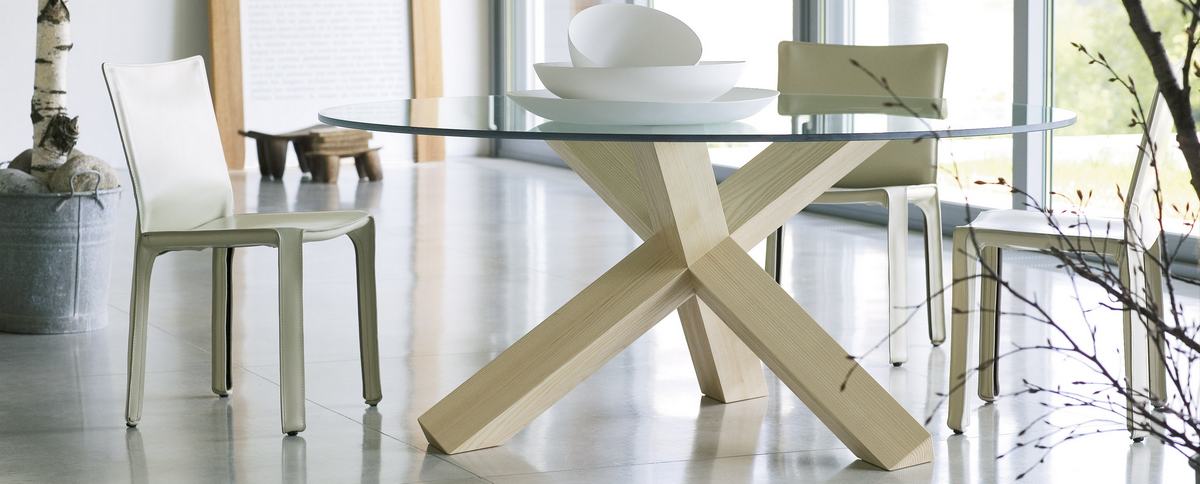 Heller 412 Cab Chair Standard Stuhl von Cassina am Esstisch mit Glasplatte und Holzkreuzfuß.