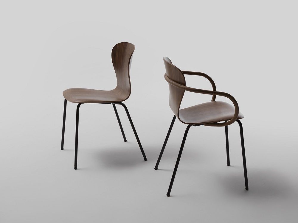 S 220 Formholzstuhl von Thonet: Holzstuhl ohne Armlehne und Stuhl mit Armlehnen im minimalistischen Design.