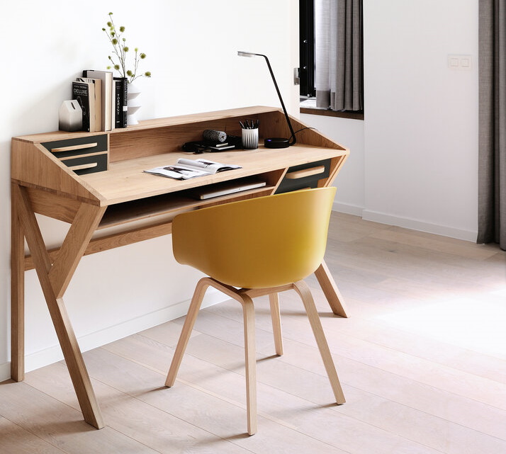 Moderner Holzschreibtisch mit gelbem Stuhl. Skandinavisches Design für Arbeitszimmer oder Homeoffice. Hochwertige Büromöbel.