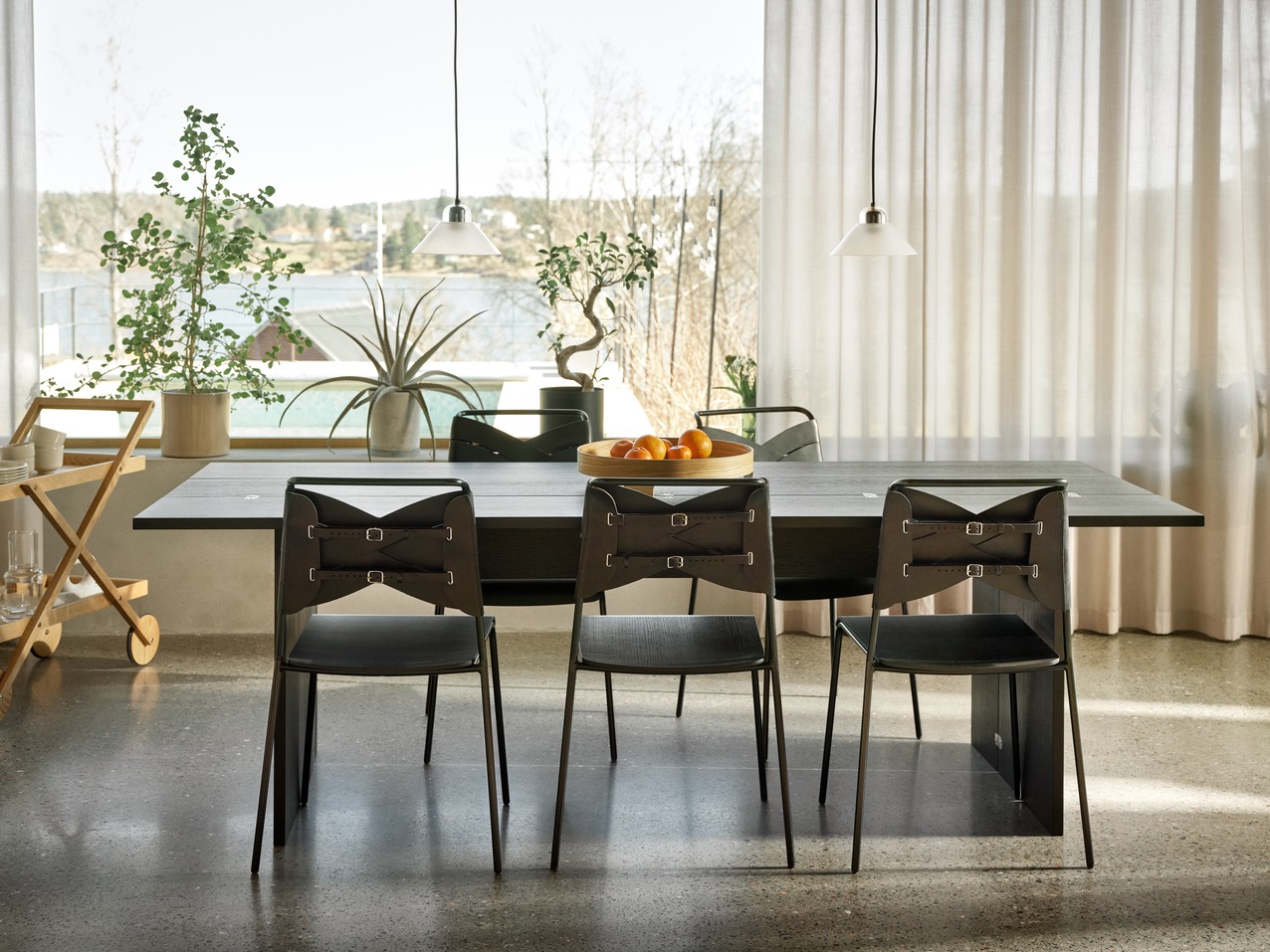 Design House Stockholm Flip Table Klapptisch aus Holz mit Stühlen in modernem Esszimmer.