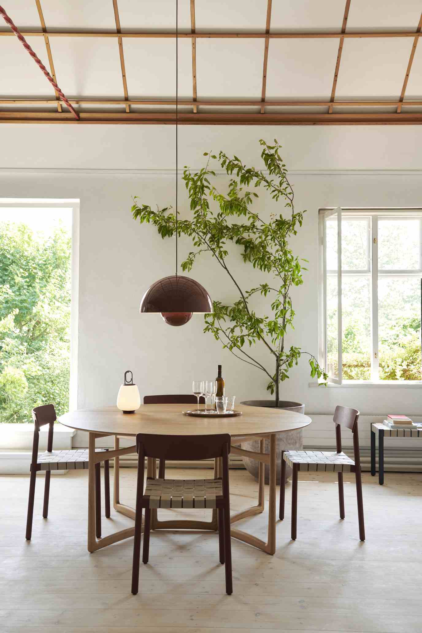 Flowerpot VP7 Pendelleuchte von AndTradition über Esstisch. Design Lampe in modernem Interieur.