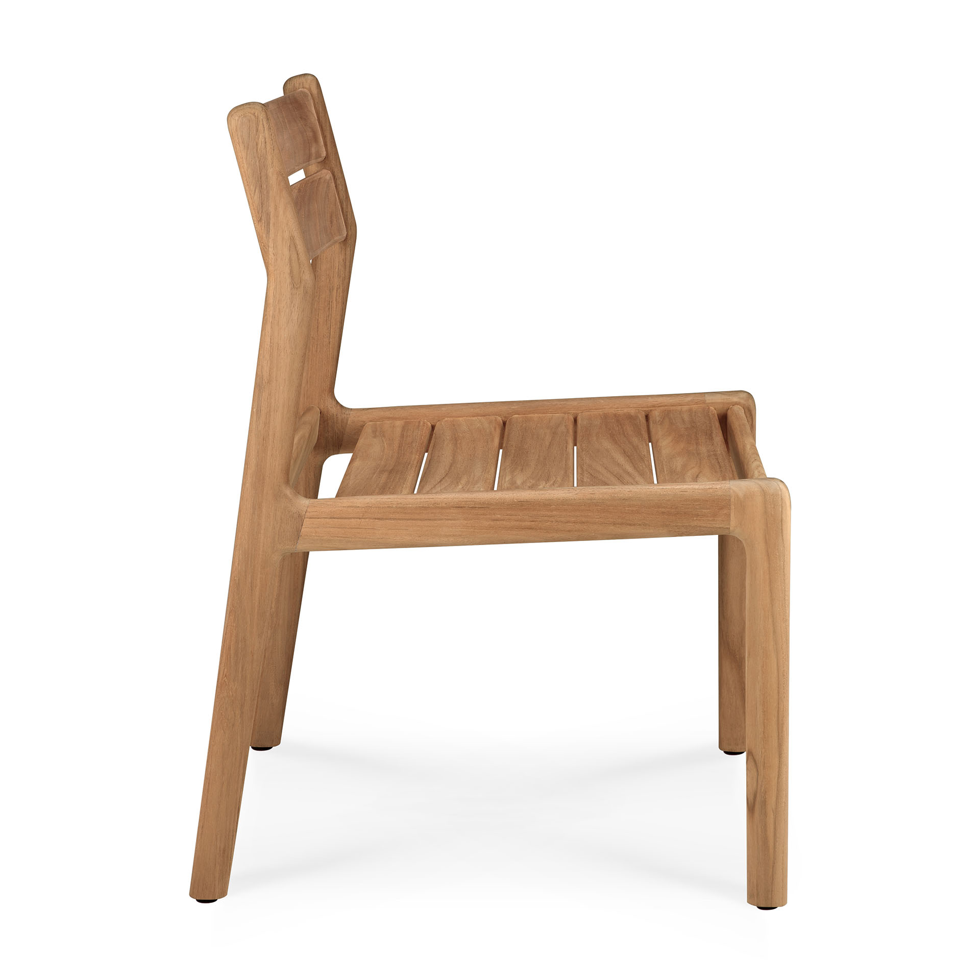 Seitenansicht des Ethnicraft Jack Outdoor Stuhls aus Teakholz, ideal für Garten und Terrasse.