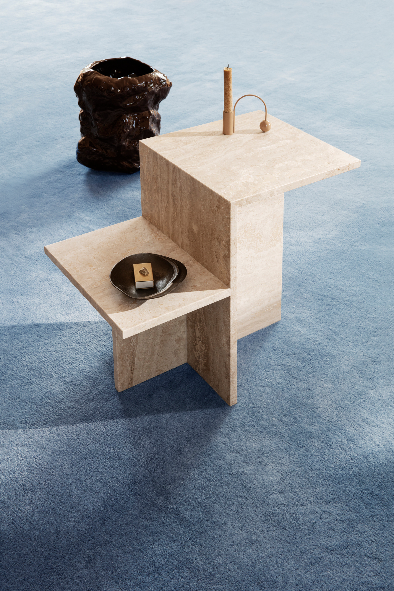 Ferm Living Distinct Beistelltisch aus Travertin, quadratisch, mit Ablage, Kerze und Dekoration. Moderner Couchtisch.