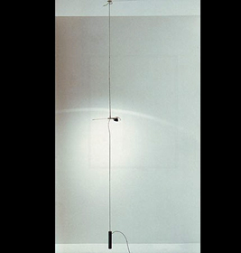 Minimalistische, höhenverstellbare Stab-Pendelleuchte in Schwarz mit filigranem Drahtseil für modernes Wohnambiente.