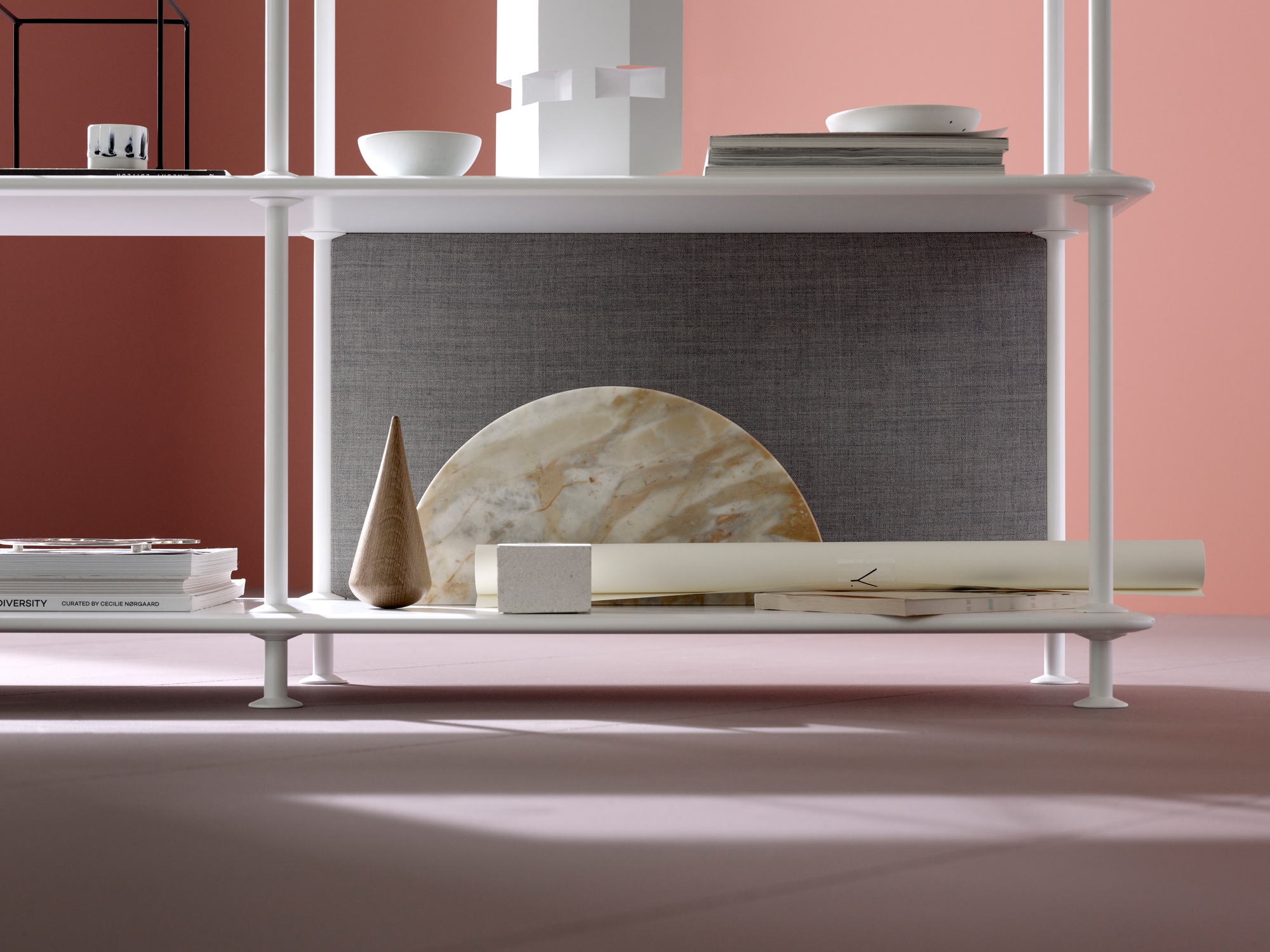 Detailaufnahme eines weißen Montana Free Regals mit Deko-Elementen, modernes Design für Wohnzimmer und Büro.