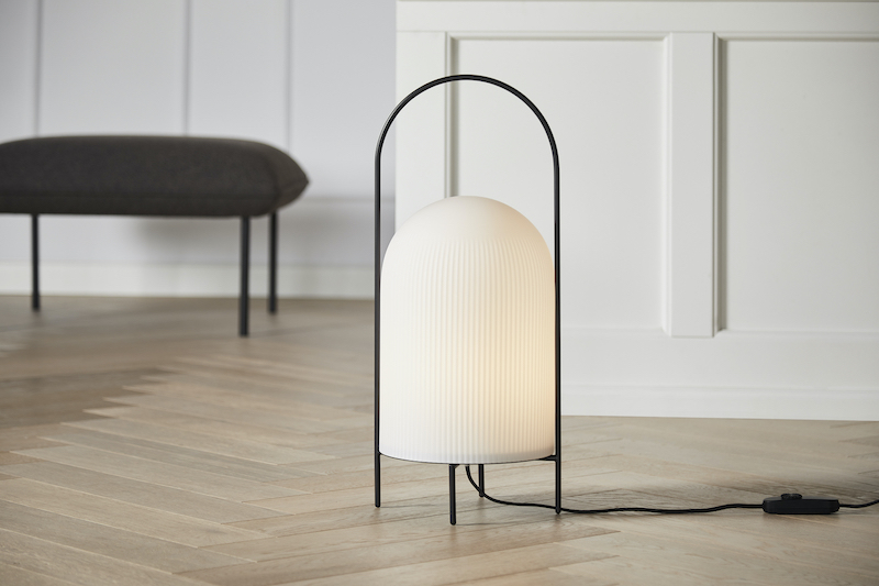 GHOST Stehleuchte von Woud: Moderne Stehlampe mit geripptem Lampenschirm und schwarzem Metallgestell.