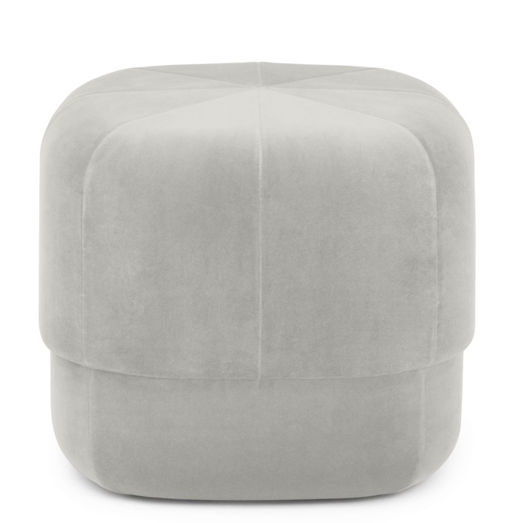 Nahaufnahme des grauen Circus Pouf Small Hockers von Normann Copenhagen, ideal als Sitzhocker und Fußhocker.