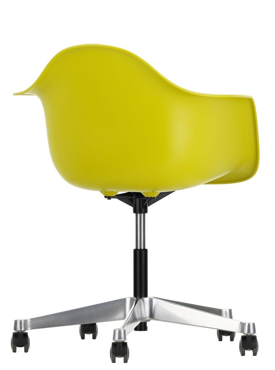 Gelber Eames Plastic Arm Chair PACC Stuhl von Vitra mit Rollen und silbernem Fußkreuz, Seitenansicht.