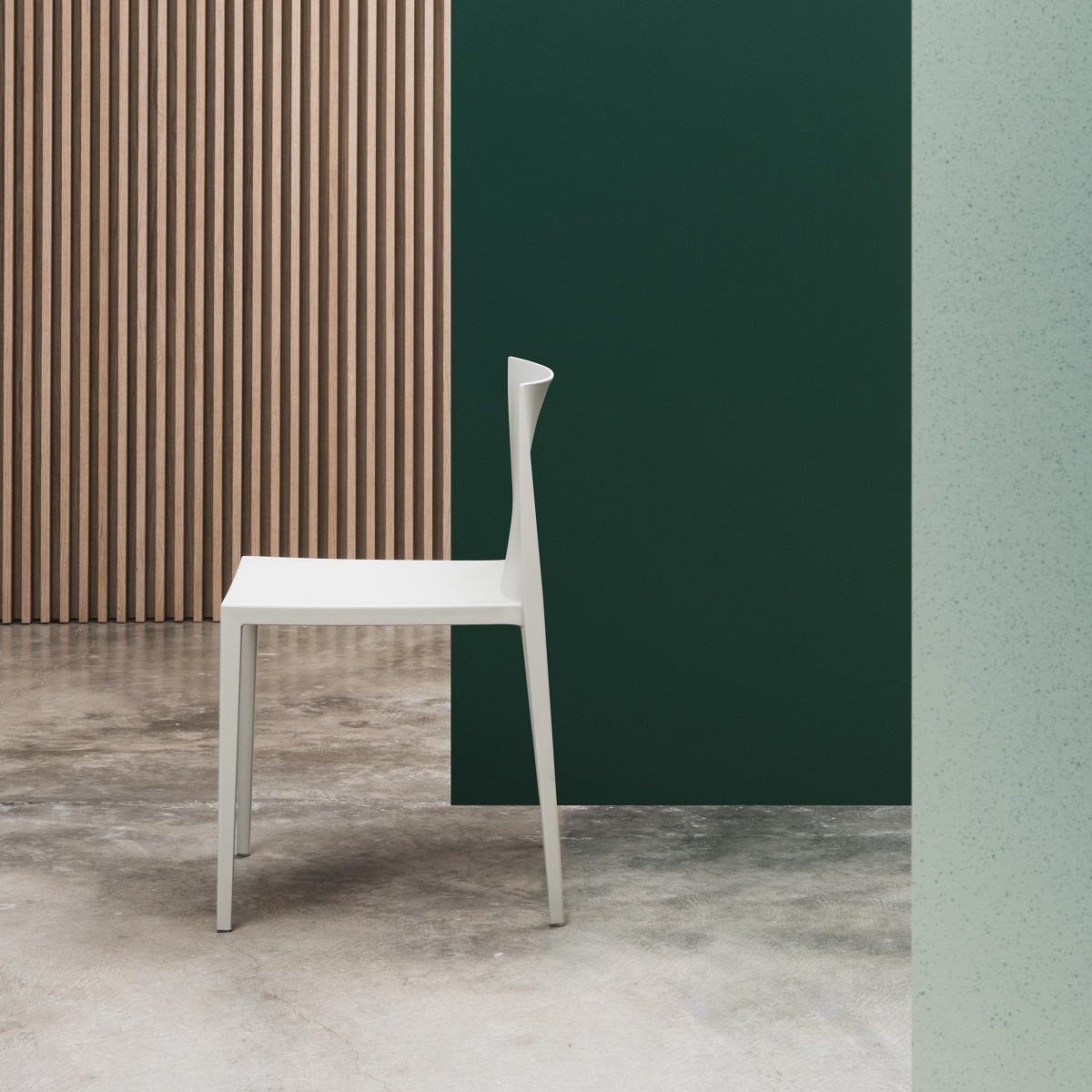 Weißer Sail SI1245 Stuhl von Andreu World, stapelbarer Designstuhl für moderne Büros und Wohnräume.