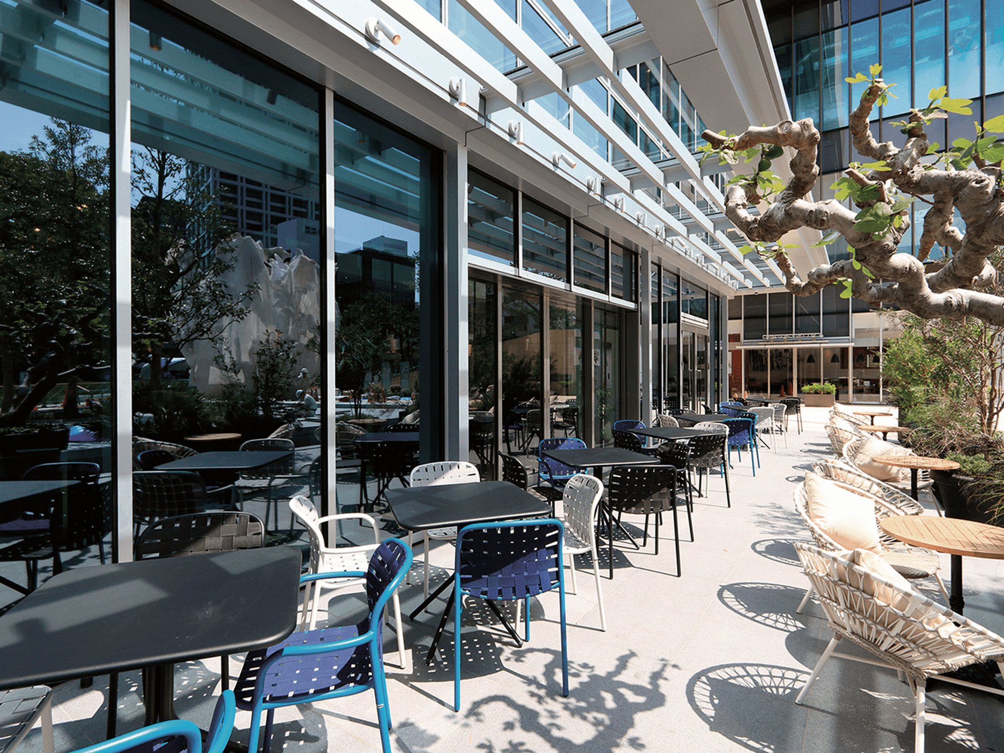 Außenbereich mit Yard Armlehnstühlen in Graugrün und anderen Farben, moderne Gartenmöbel für Terrasse und Balkon.