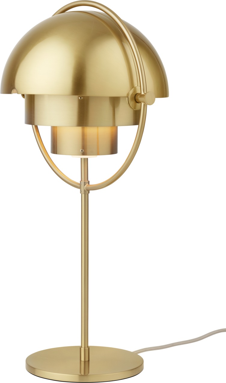 Nahaufnahme der Gubi Multi-Lite Tischleuchte in Messing, modernes Design mit verstellbarem Lampenschirm.