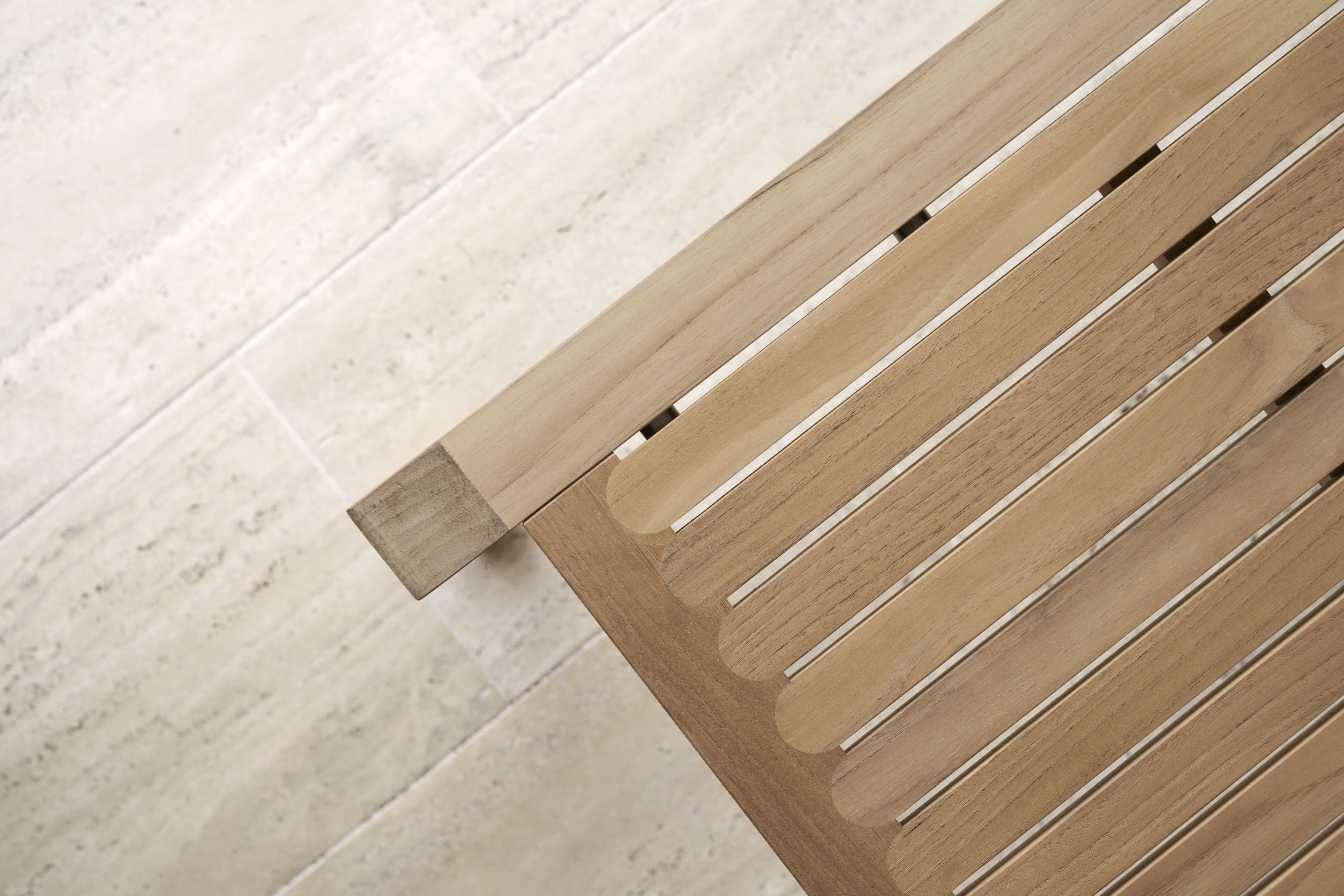 Detailaufnahme des AH901 Esstischs von Carl Hansen & Søn: Teakholz-Tischplatte mit Lattenstruktur für den Außenbereich.