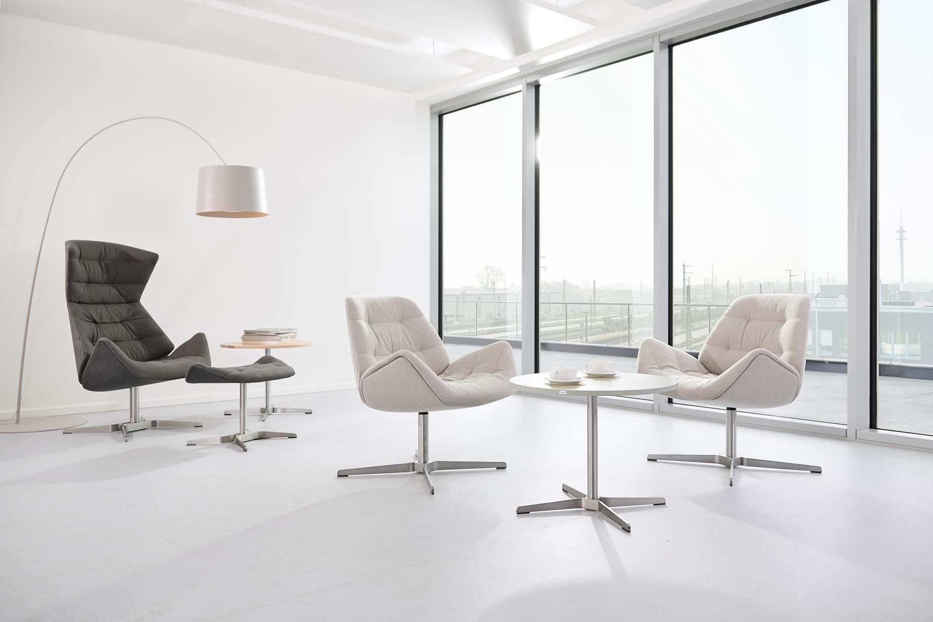 Thonet Sessel 809 in Grau und Beige mit Fußhocker in modernem Wohnzimmer Ambiente.