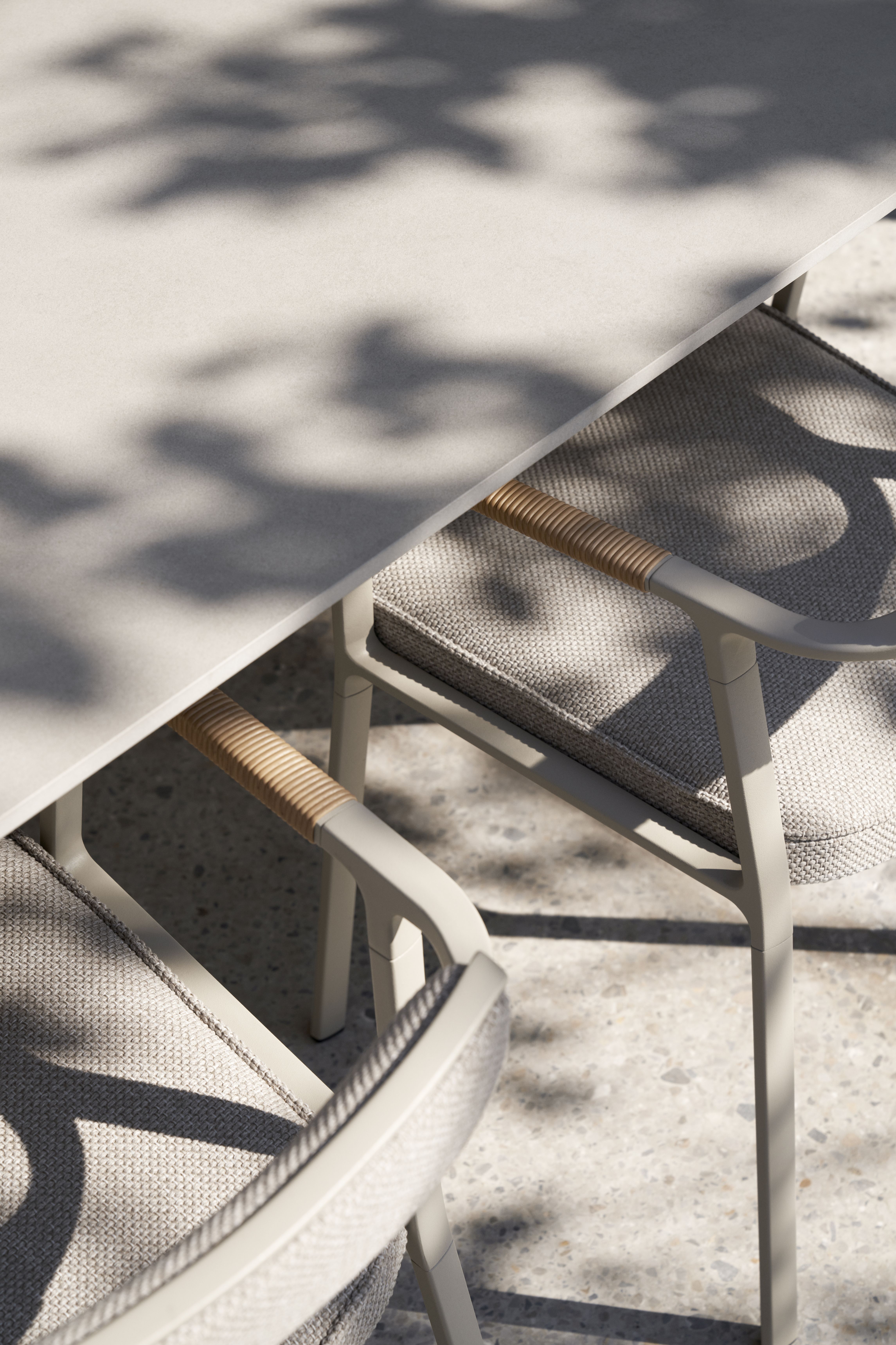 Detailaufnahme von Vipp Open-Air Outdoor Stuhl mit Armlehne und Sitzkissen, Teil eines Gartentisch-Sets.