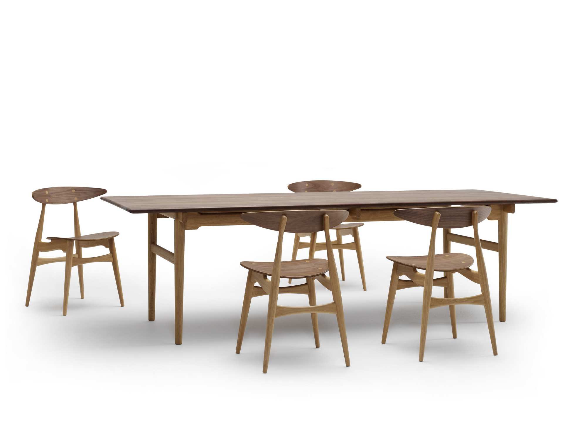 CH33 Stuhl von Carl Hansen & Søn, ungepolstert, aus hellem Holz, mit Esstisch.