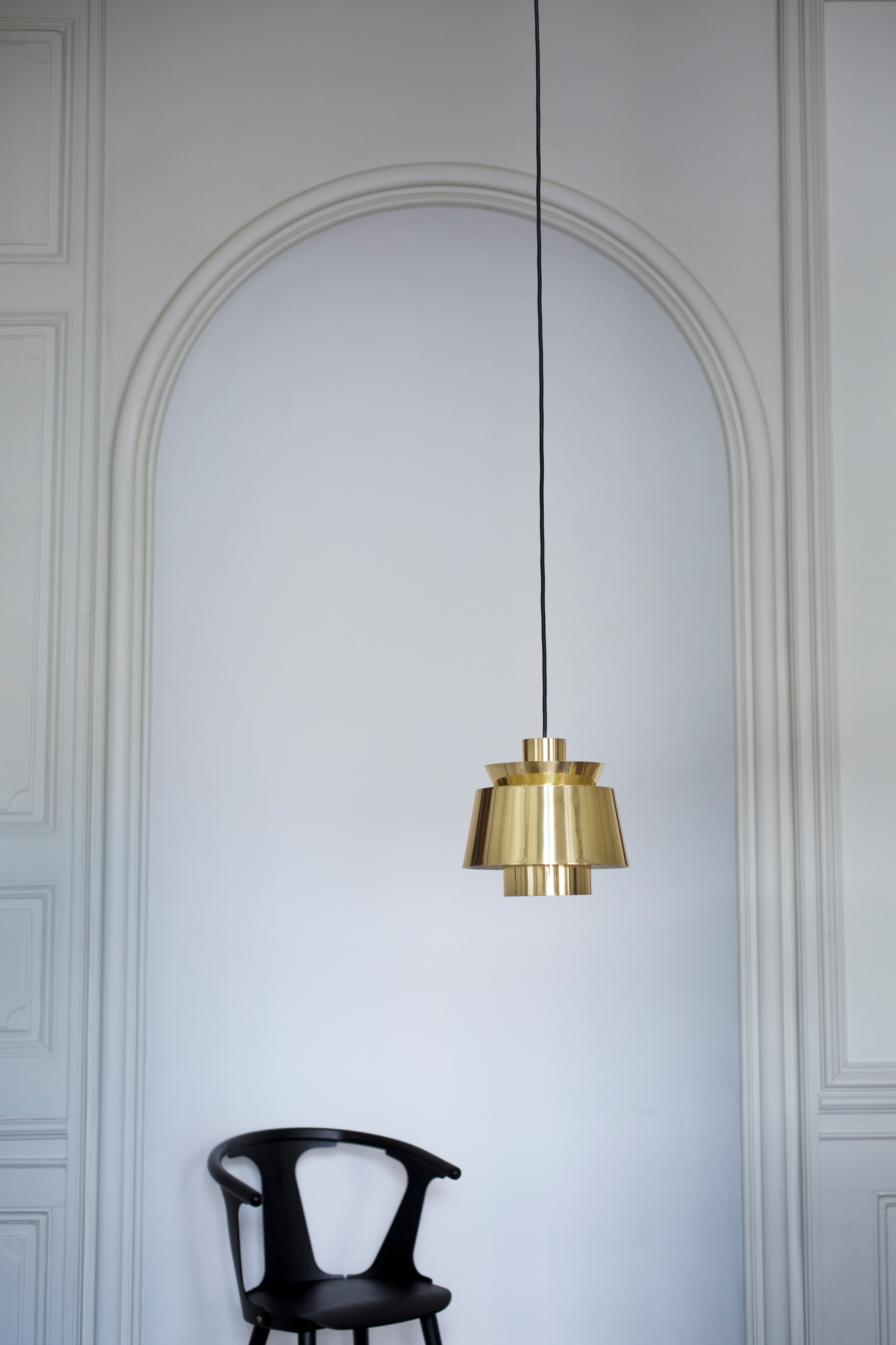 Schwarzer In Between Chair Stuhl SK1 von AndTradition aus Eiche vor weißer Wand mit Lampe.