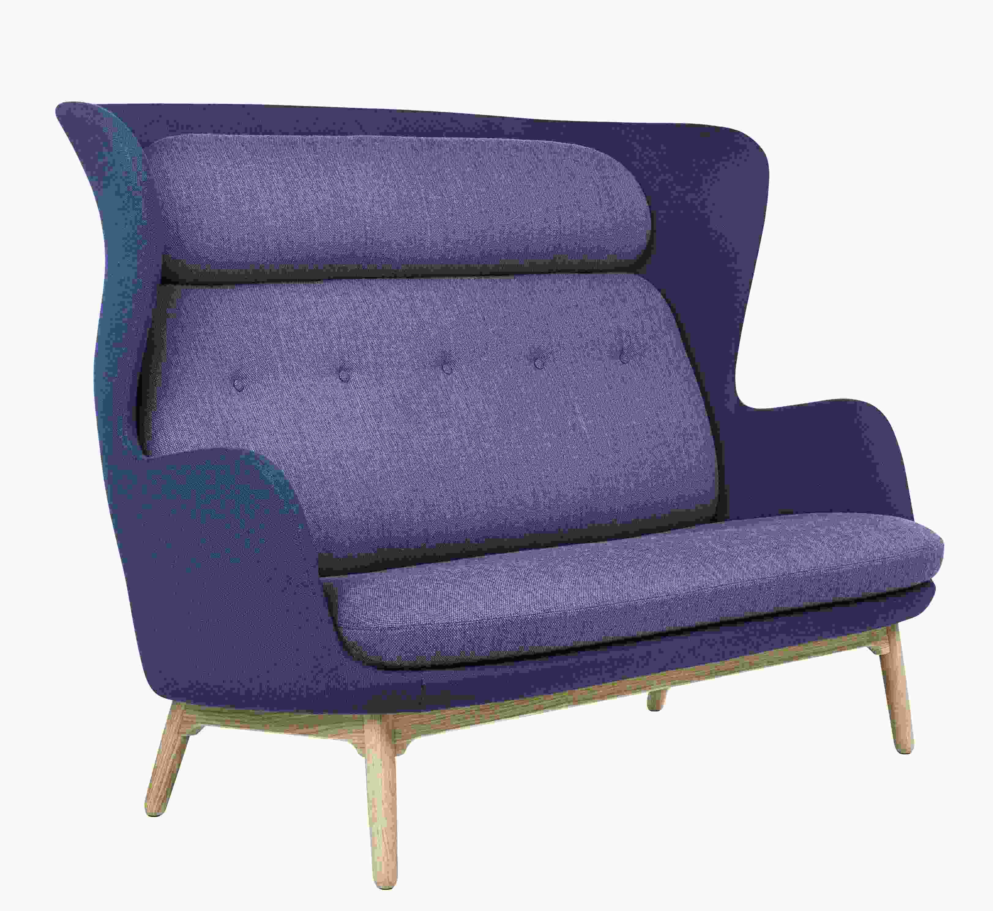 Lila Ro Sofa von Fritz Hansen, ein modernes 2-Sitzer Sofa mit hoher Rückenlehne und Holzfüßen.