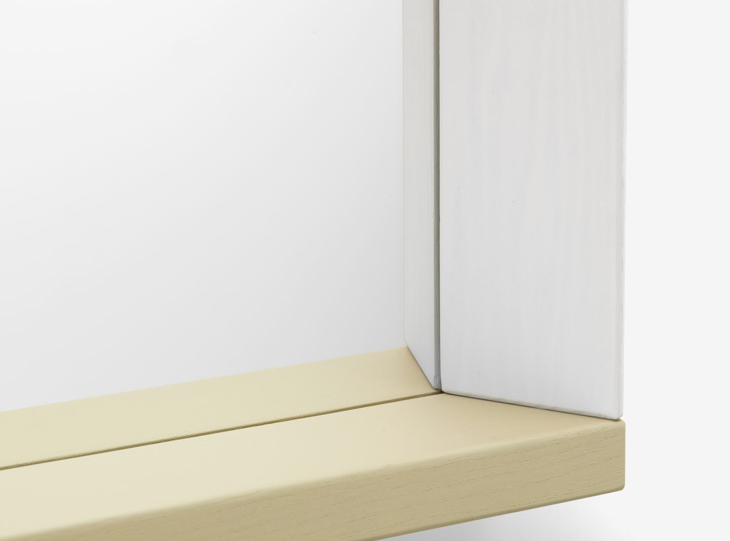 Detailaufnahme des Colour Frame Spiegels von Vitra mit weißem und beigem Rahmen.